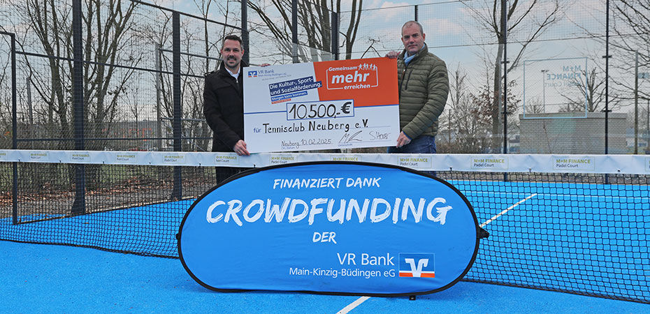Das Bild zeigt die Spendenübergabe in Höhe von 10.500 Euro an den TC Neuberg. Vertreter der VR Bank überreichen einen Scheck zur Unterstützung des Crowdfunding-Projekts.