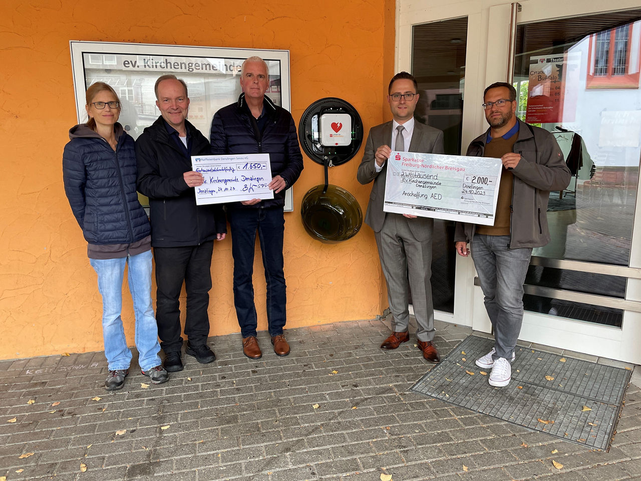 Sie stehen vor dem Gemeindehaus der evangelischen Kirchengemeinde.