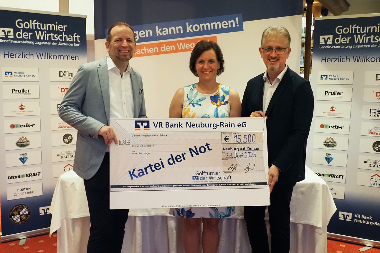 Vorstände und eine Vertreterin einer Organisation halten einen Scheck hoch