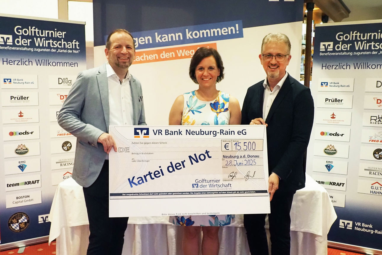 Vorstände und eine Vertreterin einer Organisation halten einen Scheck hoch