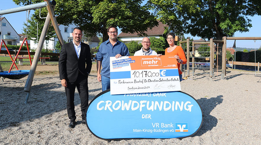 Das Bild zeigt die Spendenübergabe in Höhe von 10.170 Euro für den Rutschenturm an der Schule Somborn. Vertreter der VR Bank überreichen einen Scheck zur Unterstützung des Projekts.