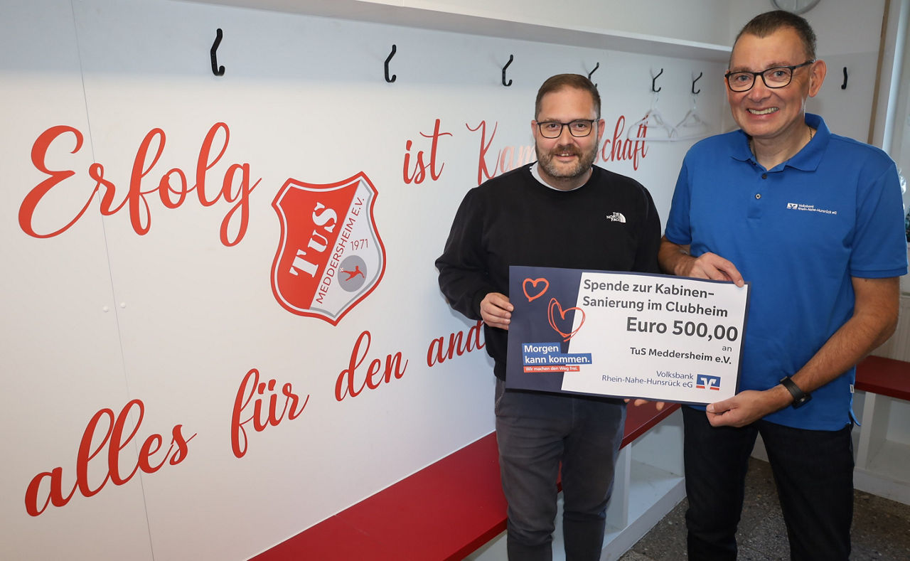 Zwei Personen mit einem Spenden-Demo-Scheck in der Hand 