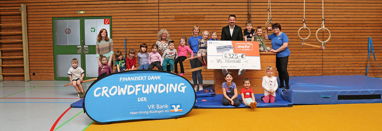 Das Bild zeigt die Spendenübergabe in Höhe von 6.925 Euro an den VfL Altenstadt. Vertreter der VR Bank überreichen einen Scheck zur Unterstützung des Crowdfunding-Projekts.