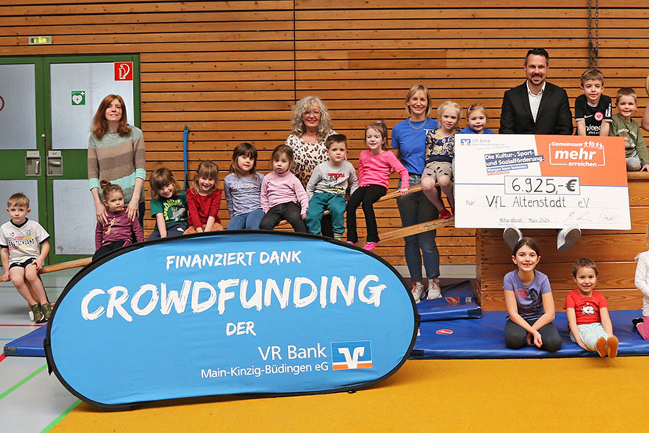 Das Bild zeigt die Spendenübergabe in Höhe von 6.925 Euro an den VfL Altenstadt. Vertreter der VR Bank überreichen einen Scheck zur Unterstützung des Crowdfunding-Projekts.