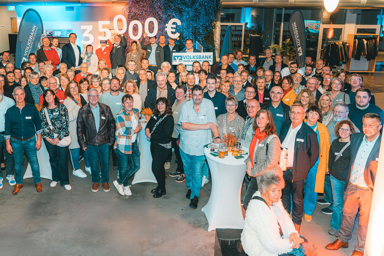 Vertreter*innen der Vereine bei der Scheckübergabe