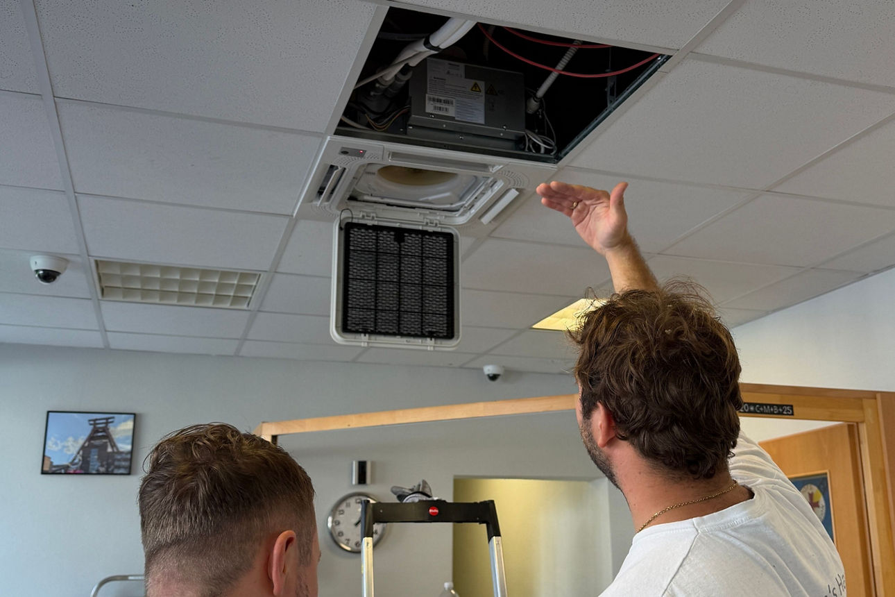 Ein Handwerker richtet die Klimaanlage in der Bahnhofsmission Essen ein