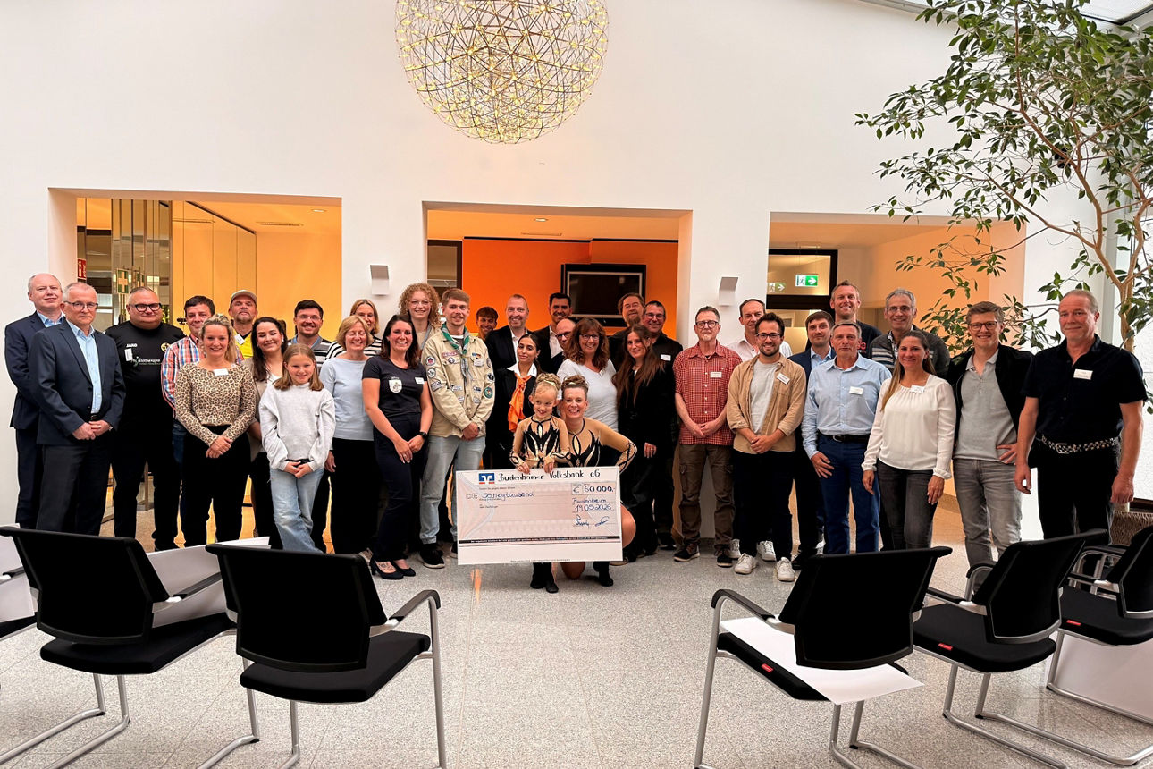 Ein Gruppenfoto von der Spendenveranstaltung. 