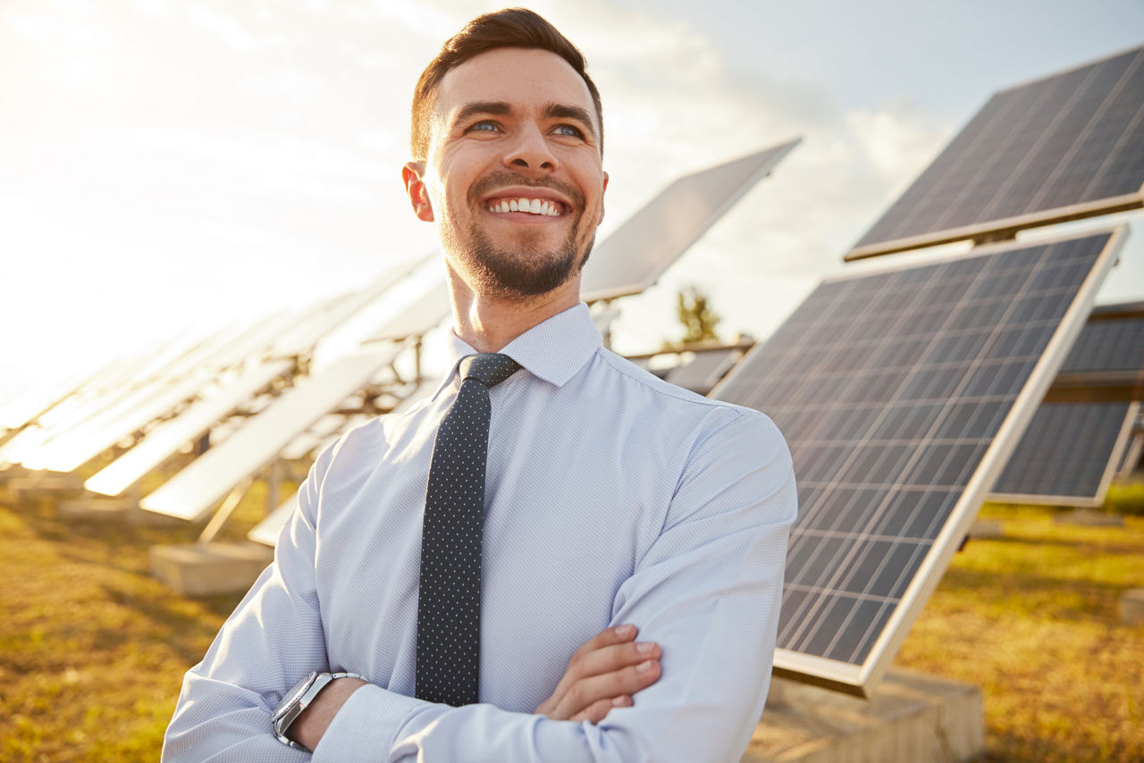 Geschäftsmann vor Solarpark
