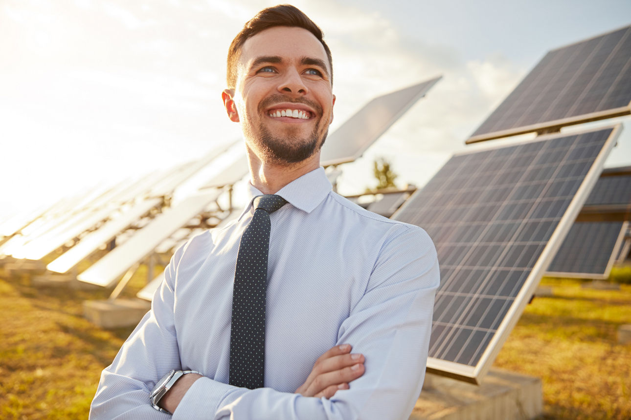 Geschäftsmann vor Solarpark