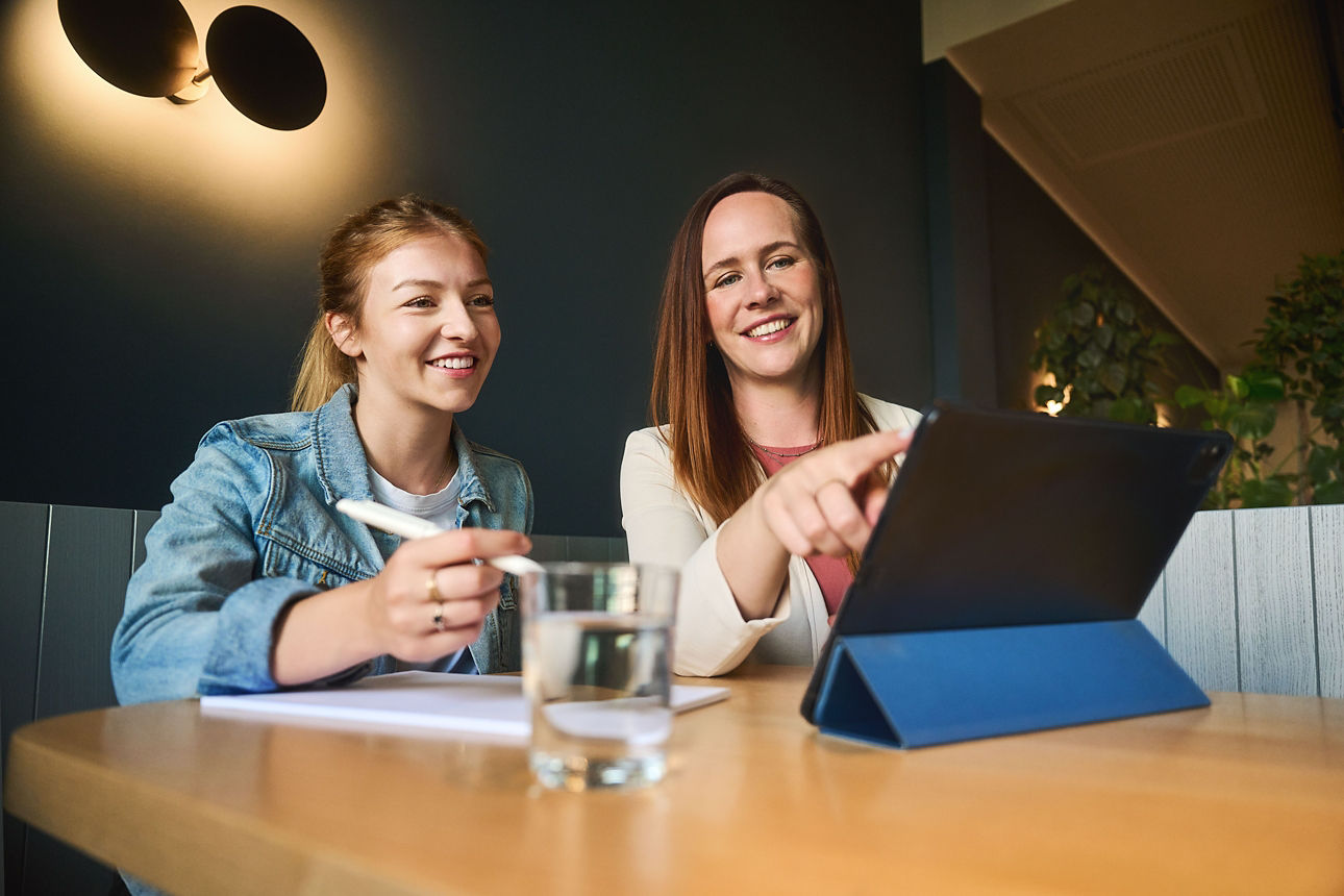 Zwei Frauen schauen in Notebook