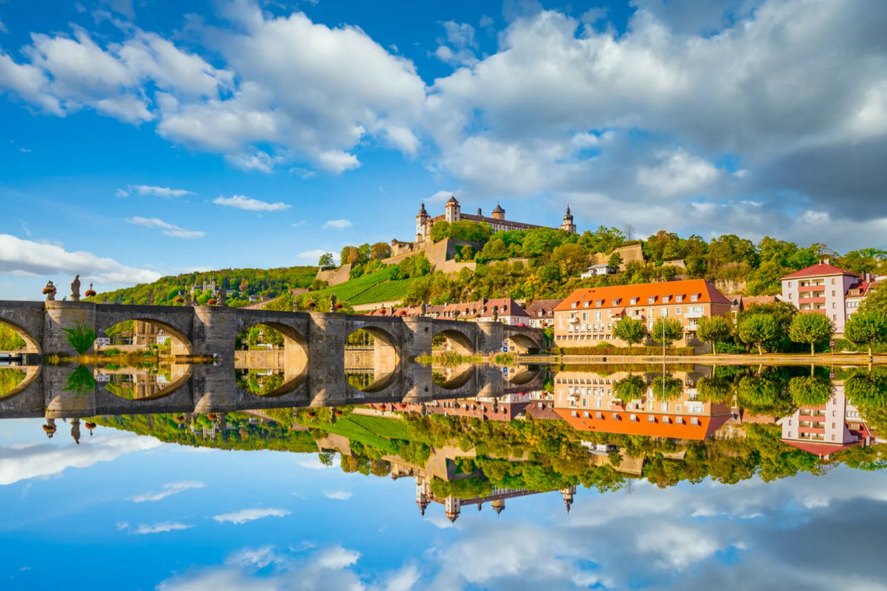 Die Festung Marienberg in Würzburg spiegelt sich im Main