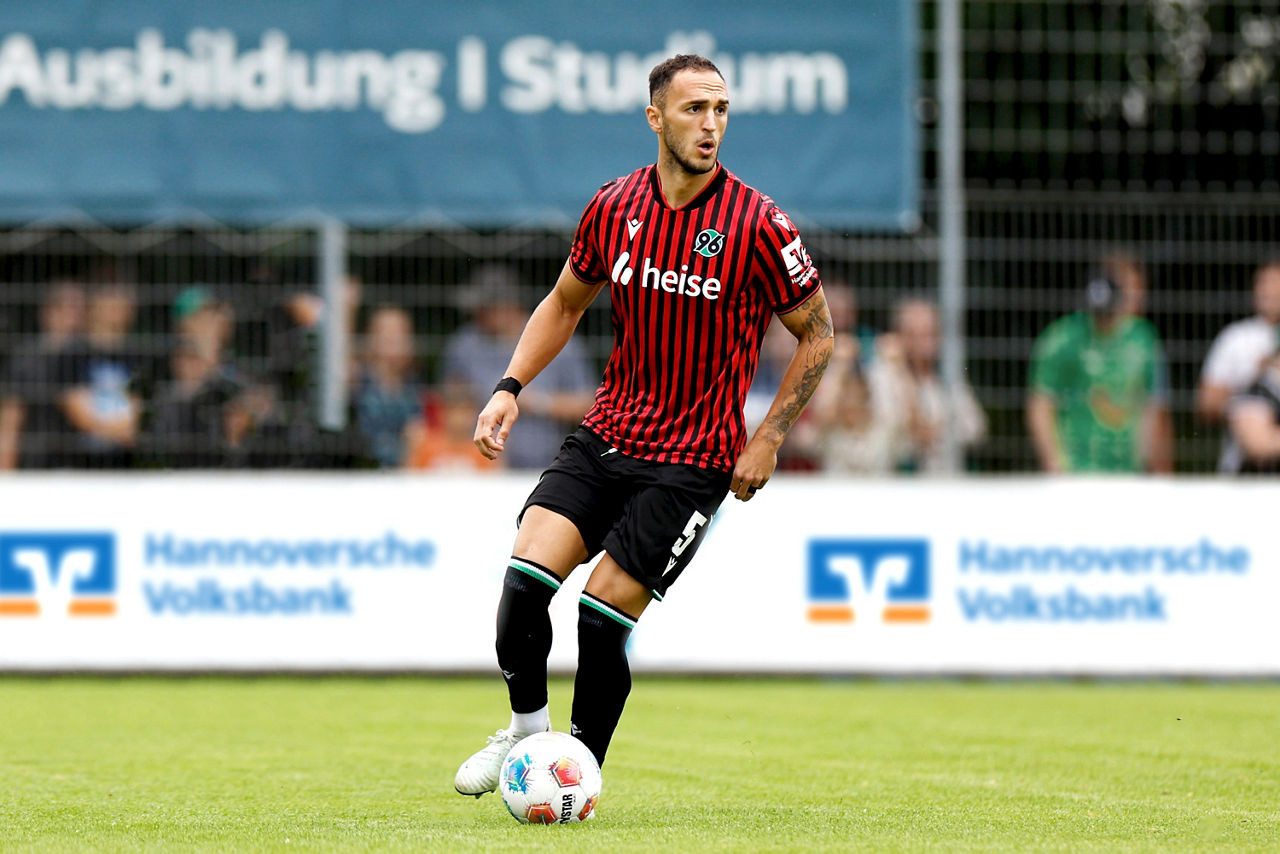 Hannover 96 Spieler am Ball