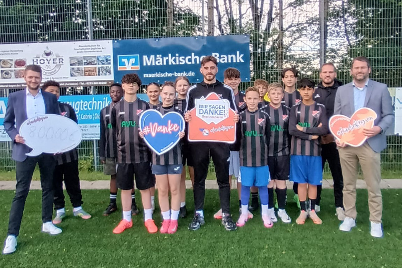 Sebastian Brause bei der Übergabe an die Spielgemeinschaft de SC Zurstrasse70 und TSV Dahl