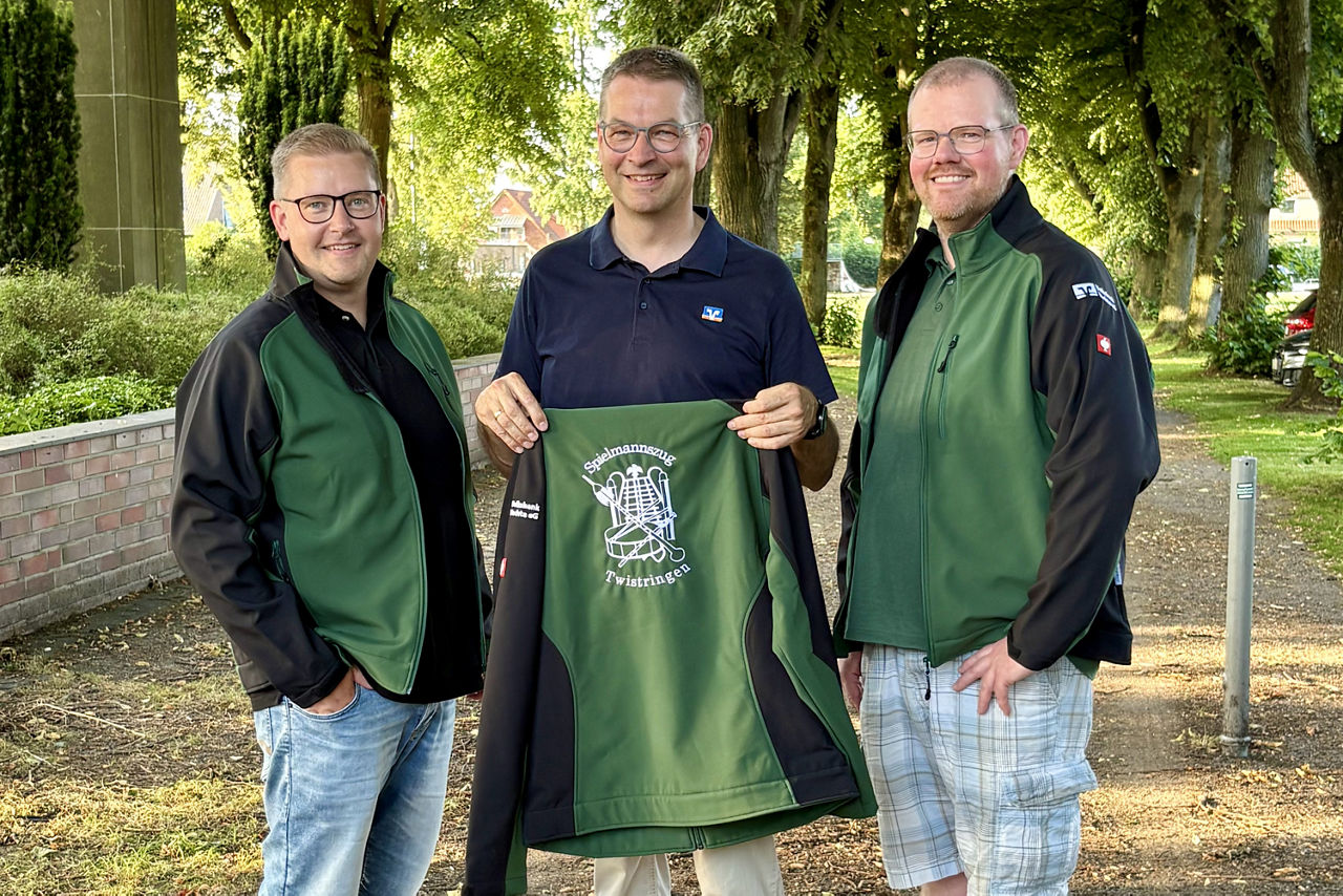 Drei Männer mit Jacke in der Hand