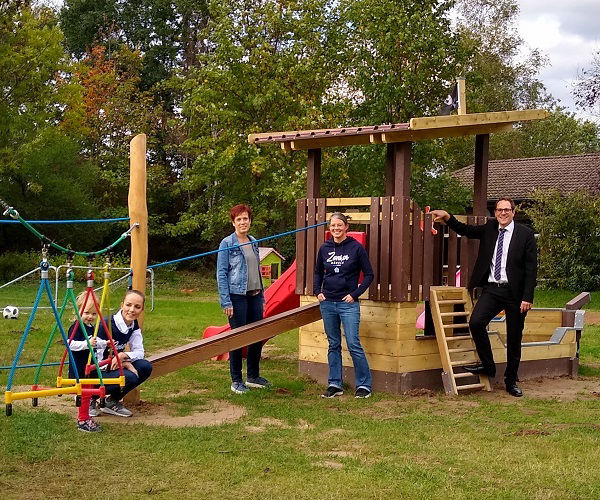 Ein neu gebautes Holzspielgerät in einem Park