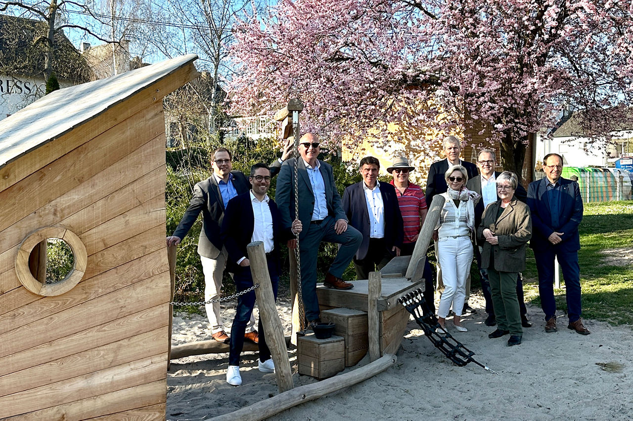 Einweihung des neuen Spielschiffs mit den Spendern auf dem Spielpaltz in Hattenheim