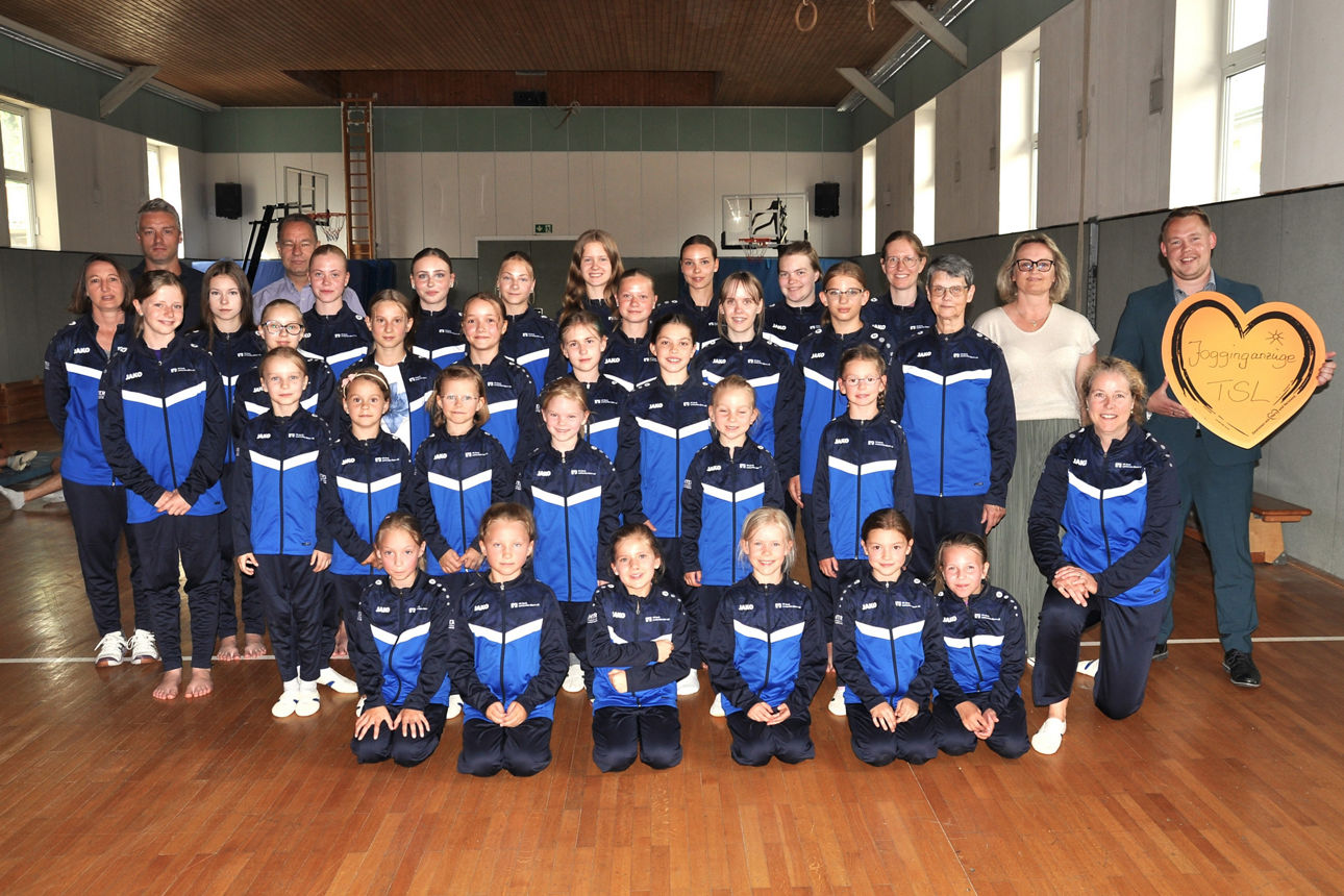 Spendenübergabe neuer Trainingsanzüge an die TSL
