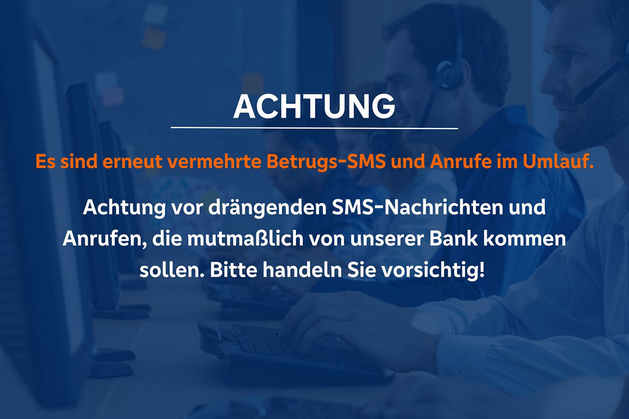 Blauer Hintergrund mit transparentem Bild aus Callcenter mit zwei Mitarbeitern. Text im Bild: Achtung. Es sind erneut vermehrt Betrugs-SMS und Anrufe im Umlauf. Achtung vor drängenden SMS-Nachrichten und Anrufen, die mutmaßlich von unserer Bank kommen sollen. Bitte handeln Sie vorsichtig.