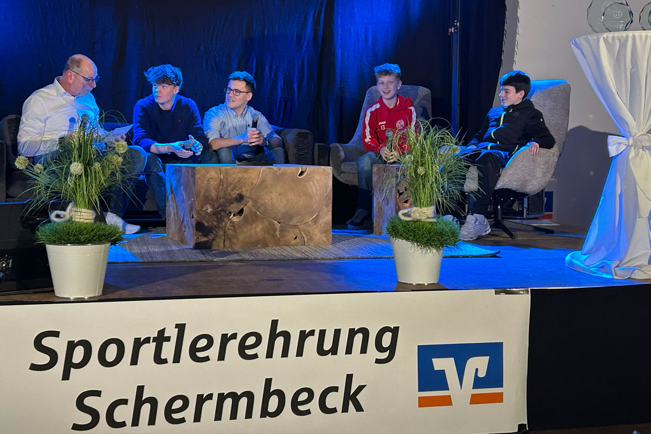 Fünf Personen auf der Couch