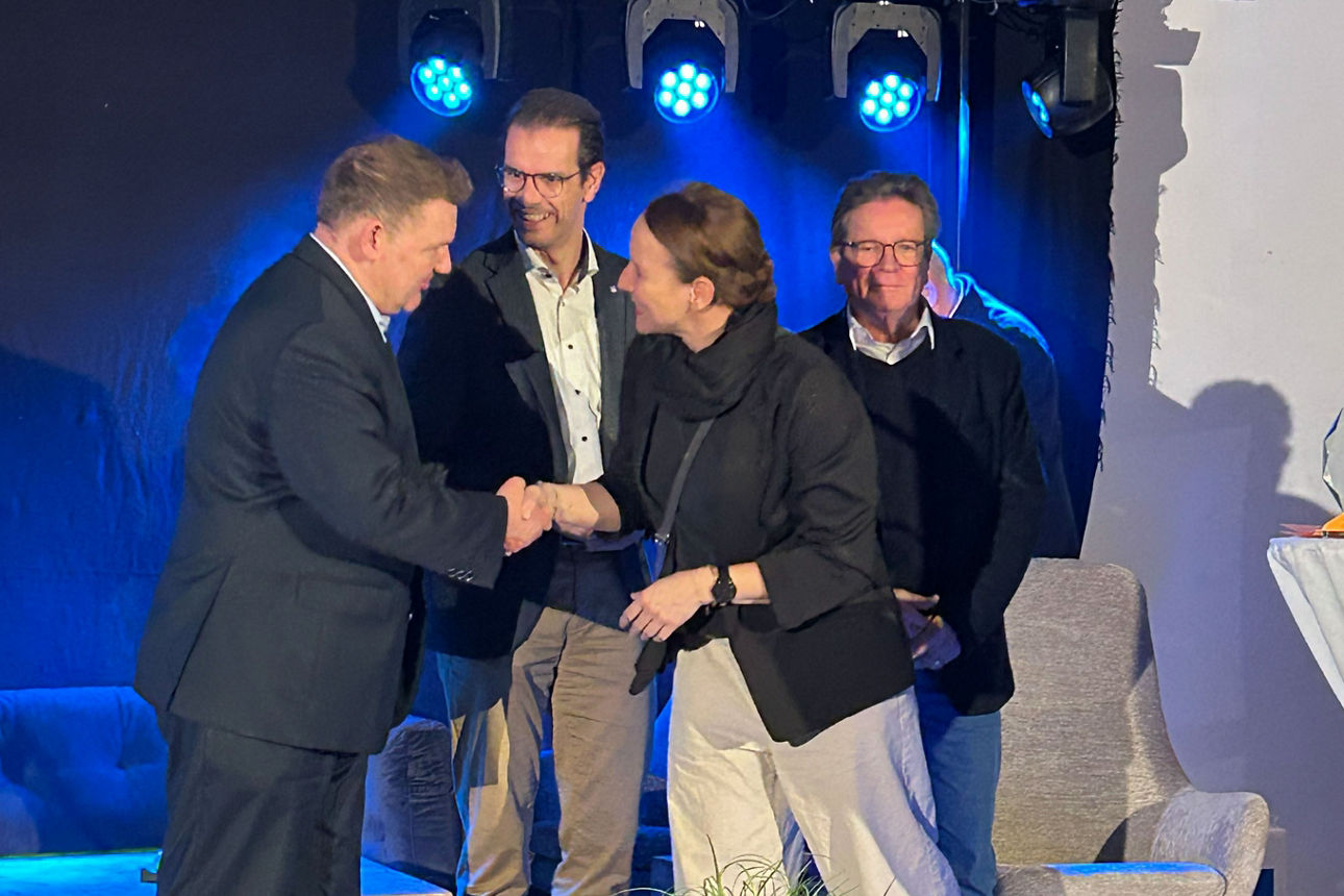 Kleine Gruppe von Personen mit Shake-Hands