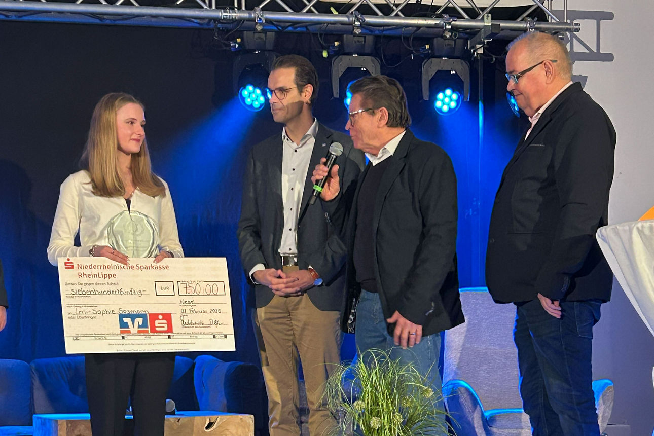 Scheckübergabe an eine junge Frau