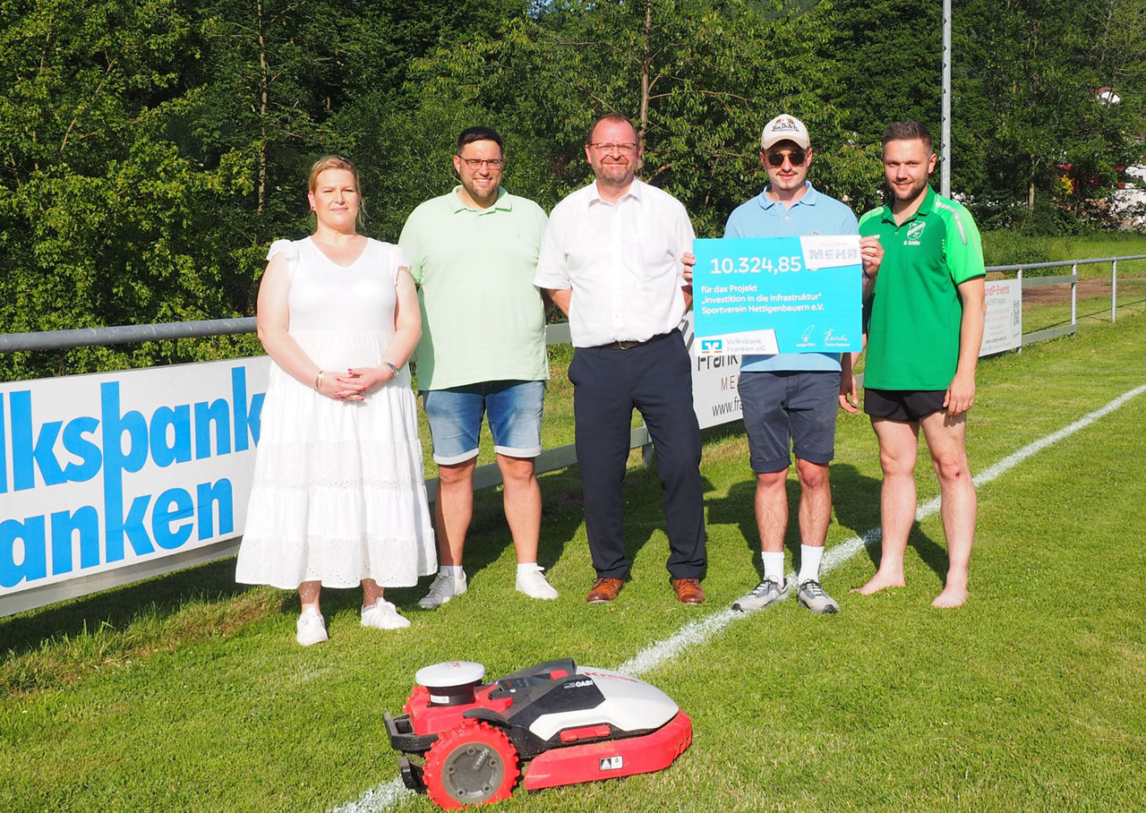 Vertreter des Sportverein Hettigenbeuern und Reiner Kistner bei der Spendenübergabe