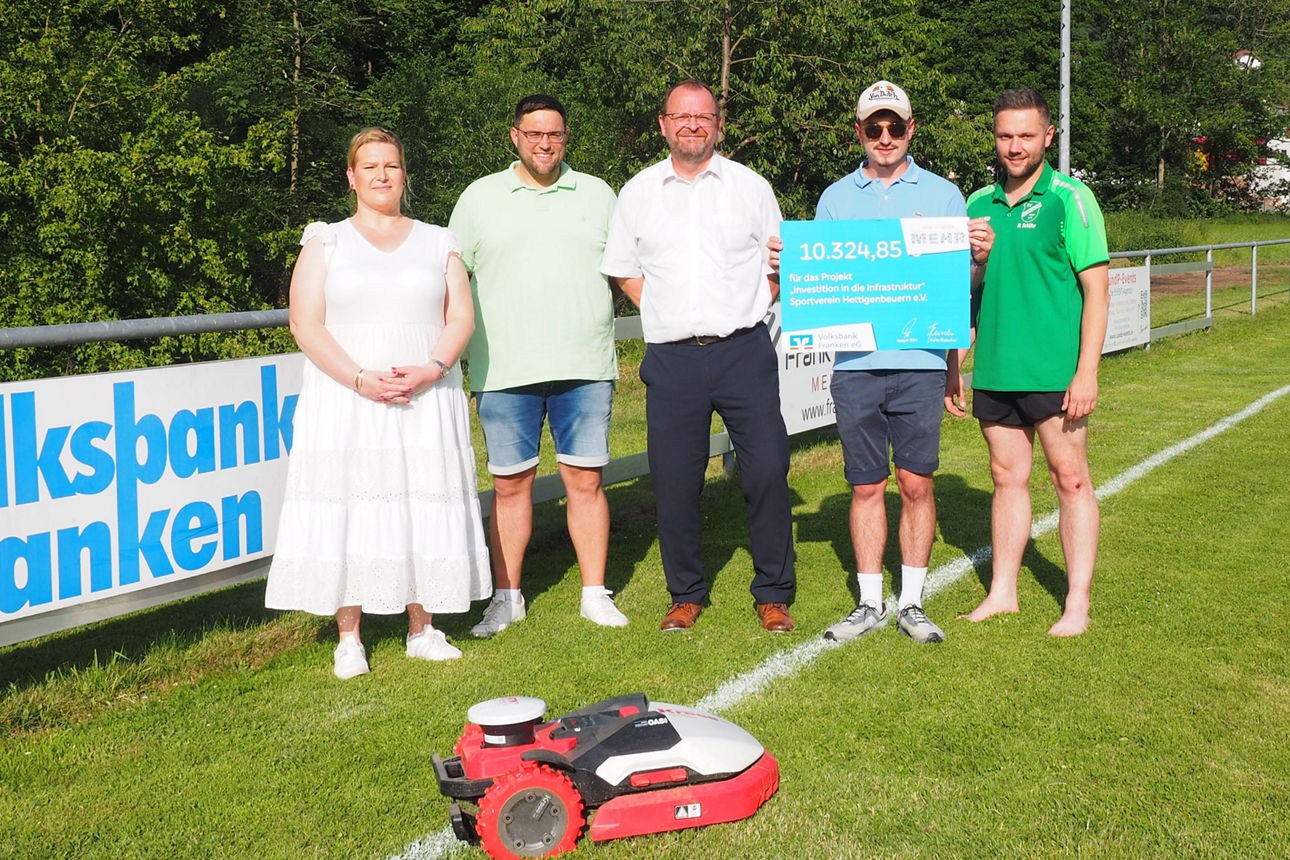 Vertreter des Sportverein Hettigenbeuern und Reiner Kistner bei der Spendenübergabe