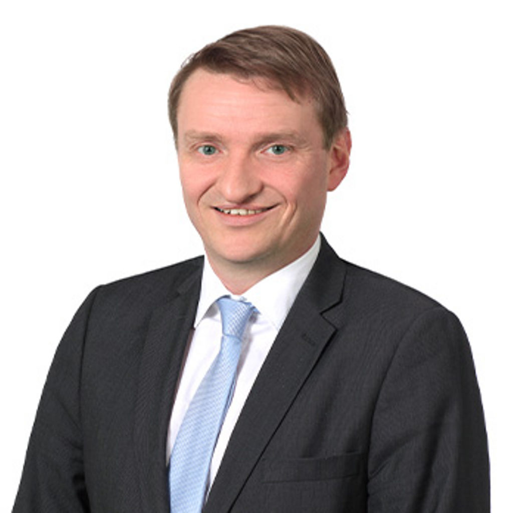 Freundlich lächelnder Mann im Anzug, unser Versicherungsreferent Christian Springer