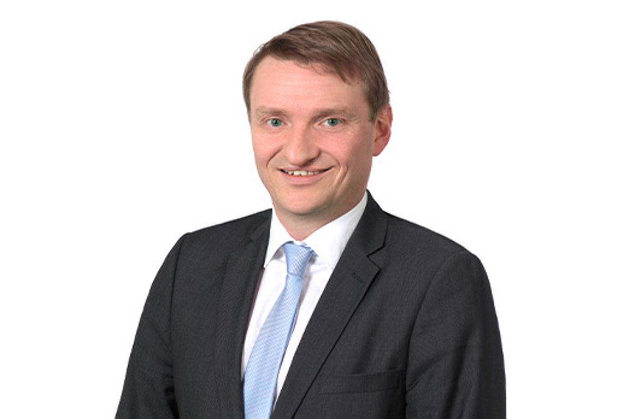 Freundlich lächelnder Mann im Anzug