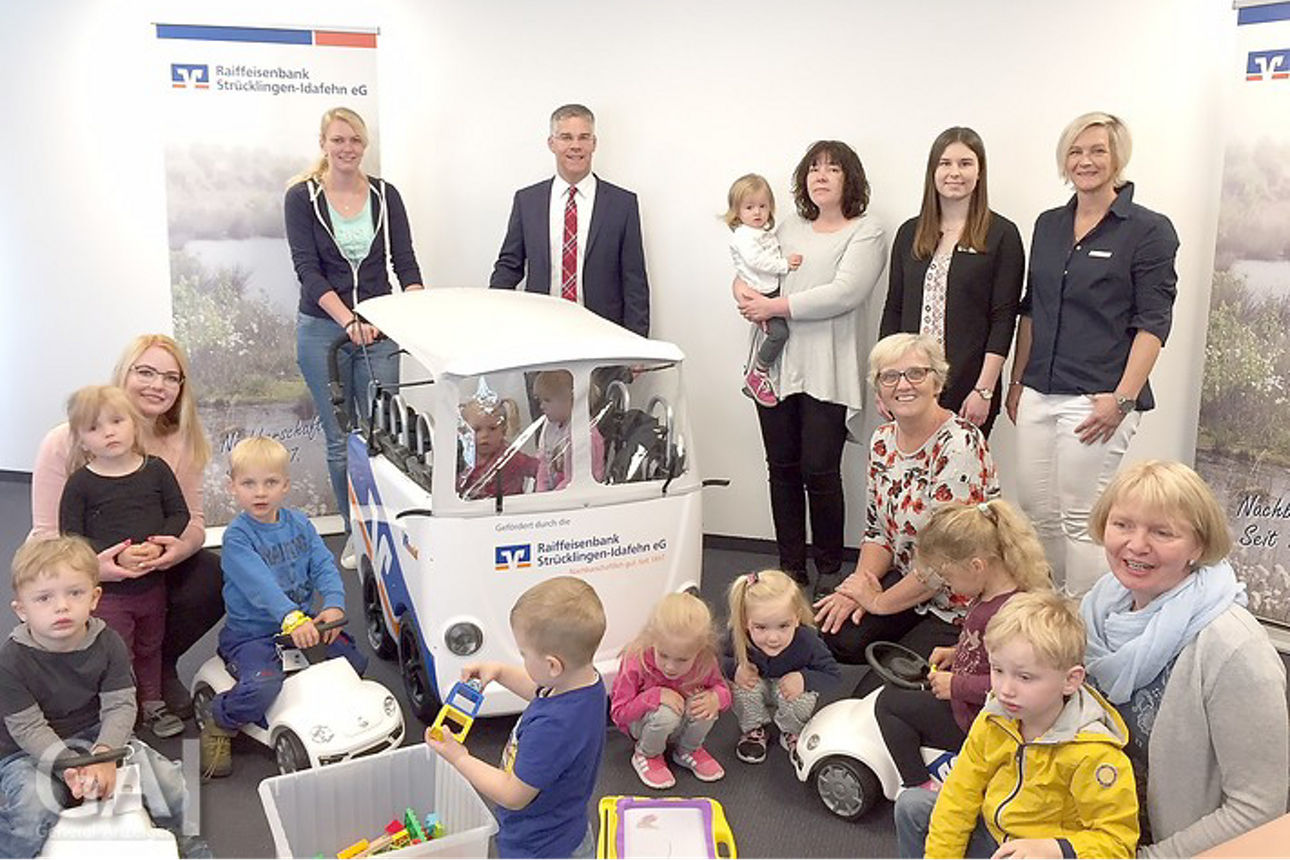 Viele Kinder, Vorstand und Erzieher am Kinderbus