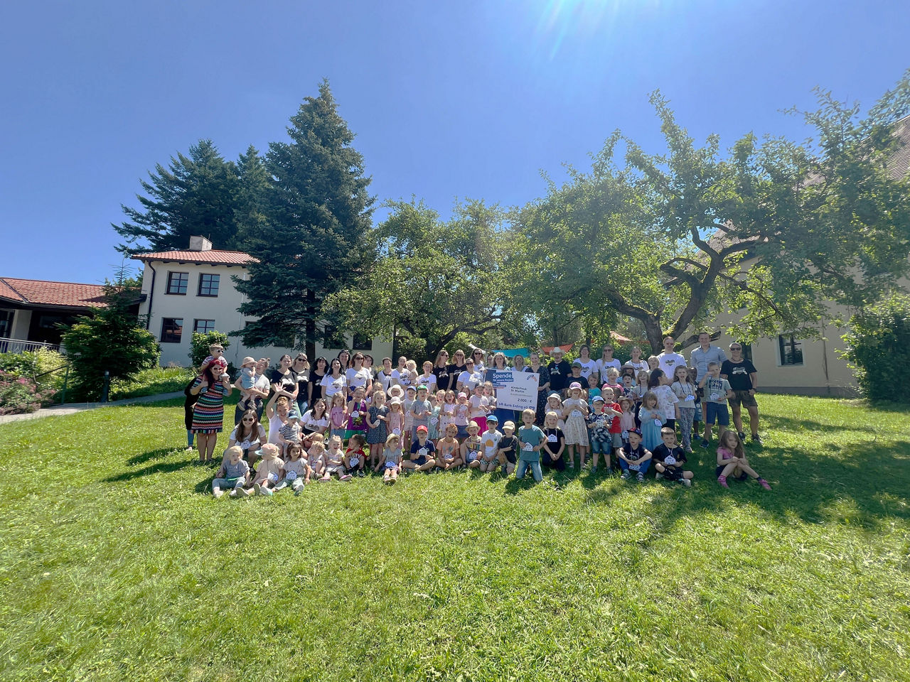 Kinder des Neuchinger Kinderhaus St. Martin bei der Scheckübergabe