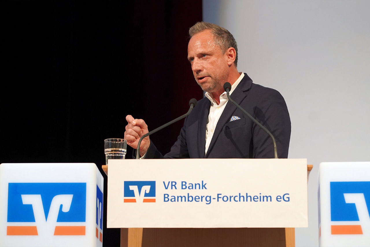 Thorsten Glauber, Bayerischer Staatsminister für Umwelt- und Verbraucherschutz, bei seiner Rede auf der Vertreterversammlung der VR Bank Bamberg-Forchheim