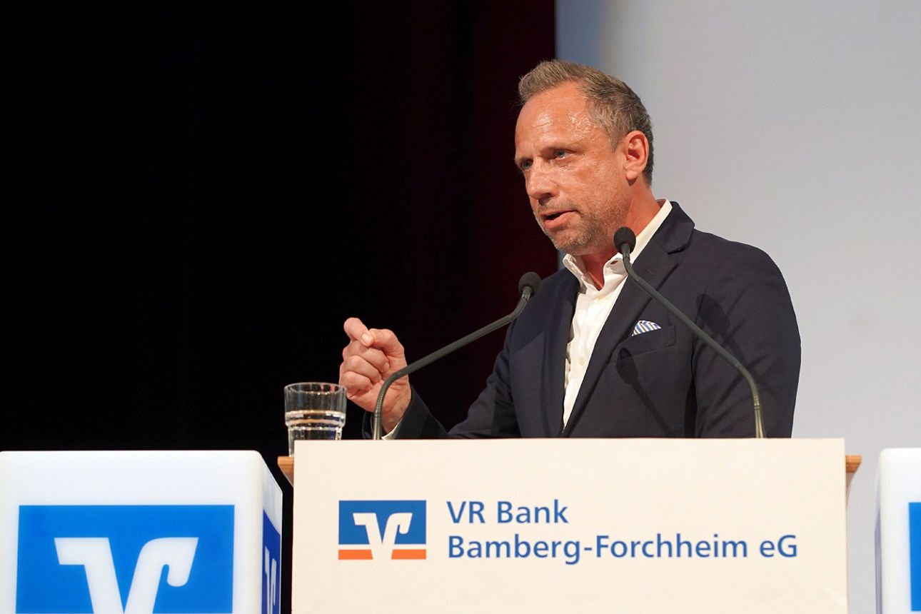Thorsten Glauber, Bayerischer Staatsminister für Umwelt- und Verbraucherschutz, bei seiner Rede auf der Vertreterversammlung der VR Bank Bamberg-Forchheim