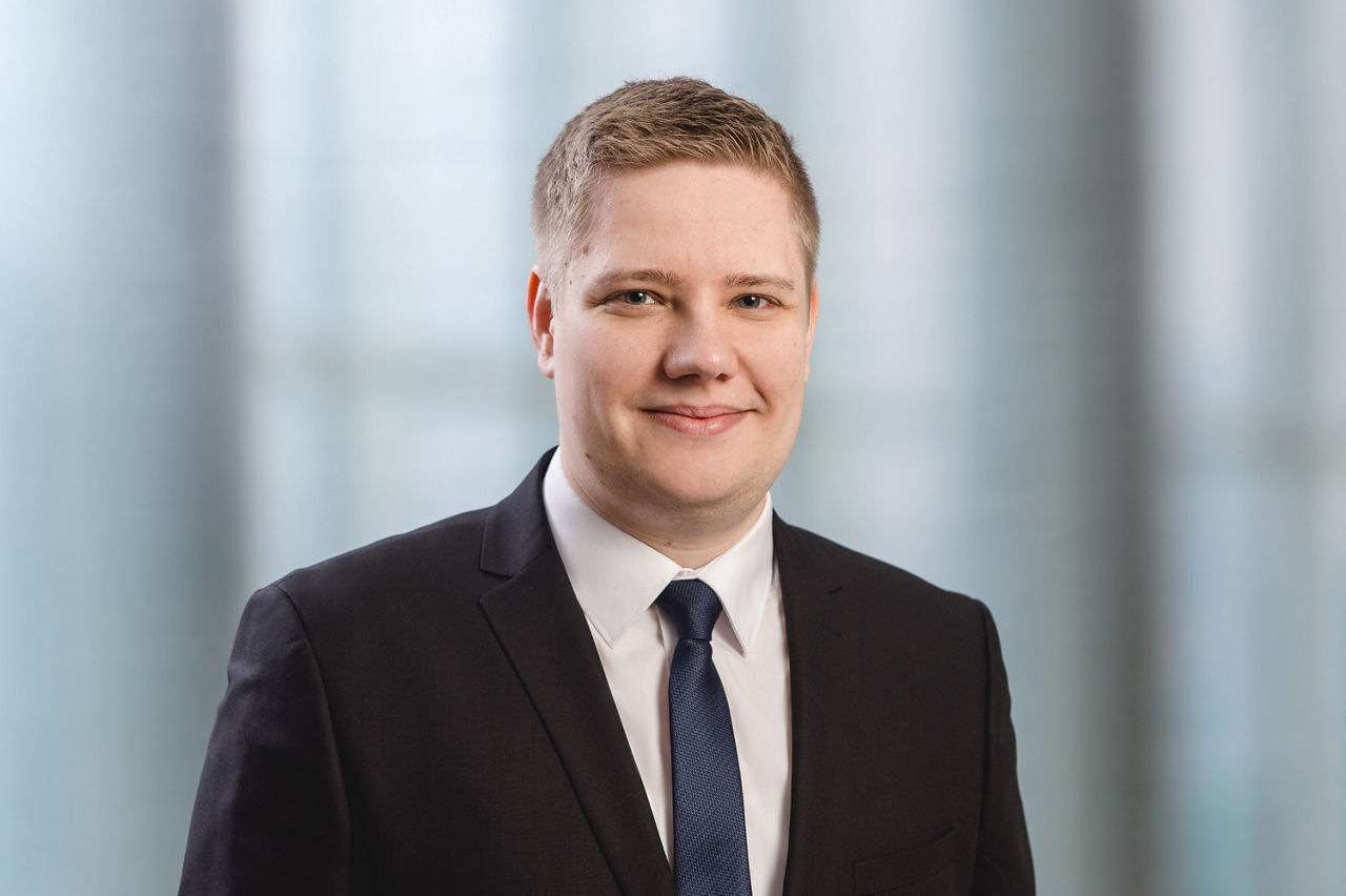 Mitarbeiter Marcel Stadtfeld lächelt in die Kamera.