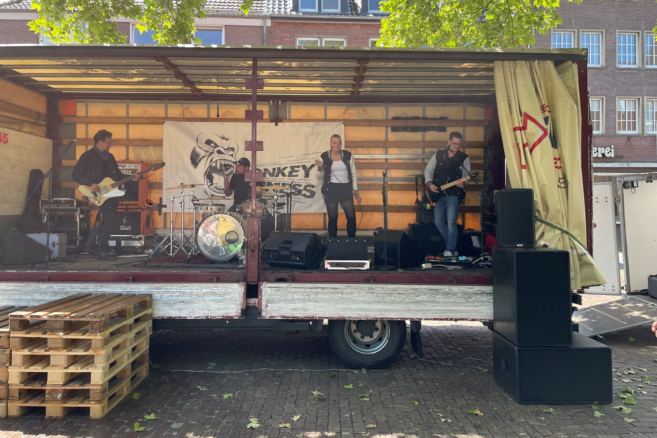 Live Musik Band spielt auf dem Stadtfest Rees