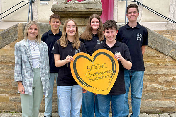 Die Stadtkapelle Seßlach freute sich über 500 Euro. Diese wurden von Kundenbetreuerin Sophie Werner überreicht.
