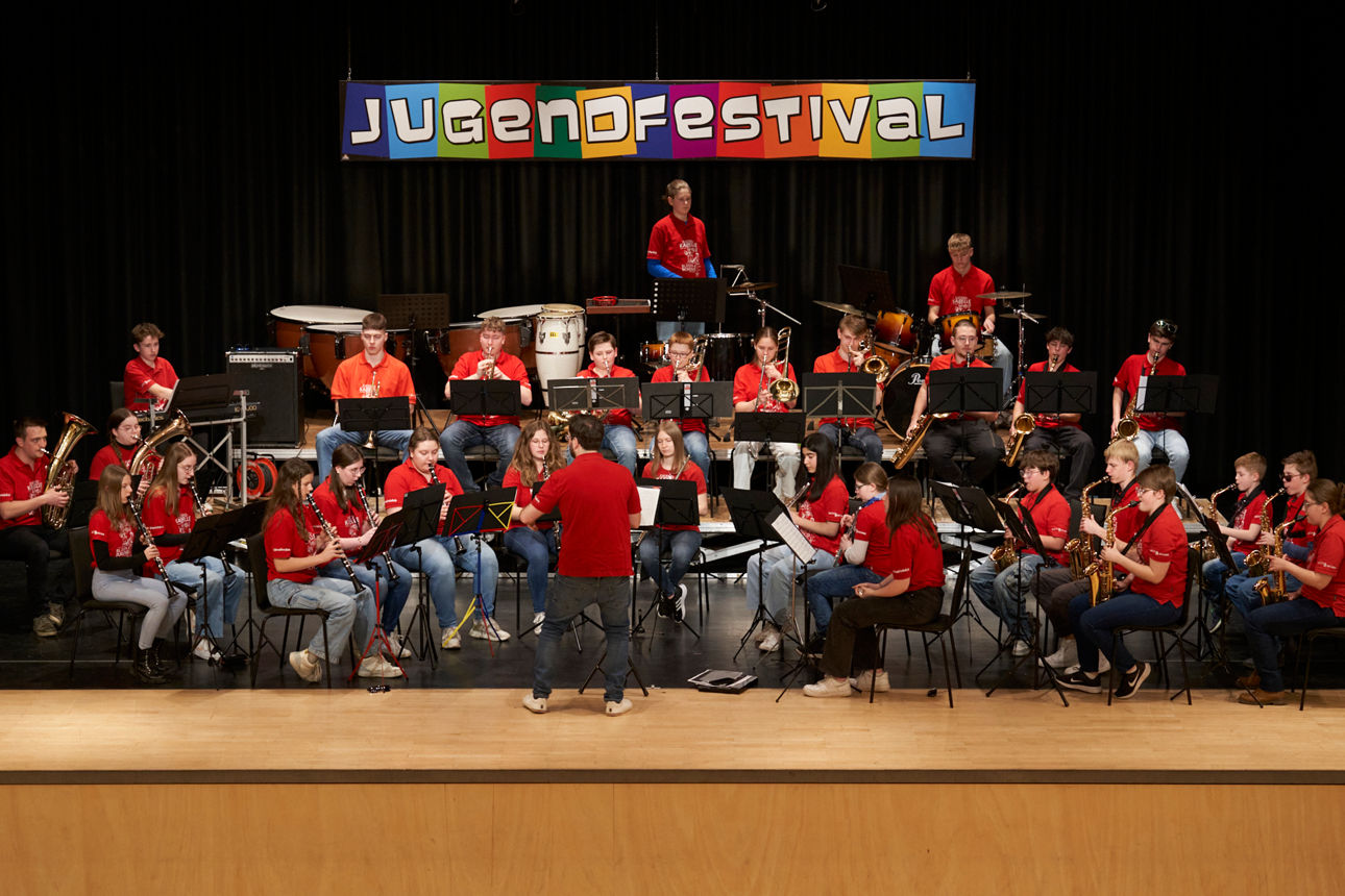 Stadtkapelle Vöhringen spielt auf einer Bühne des Jugendfestivals