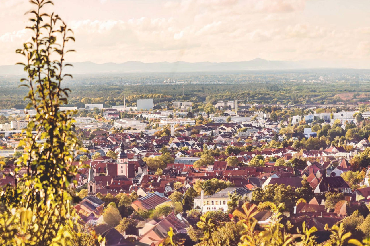 Stadtpanorama Ettlingen mit Kirchturm und grüner Umgebung