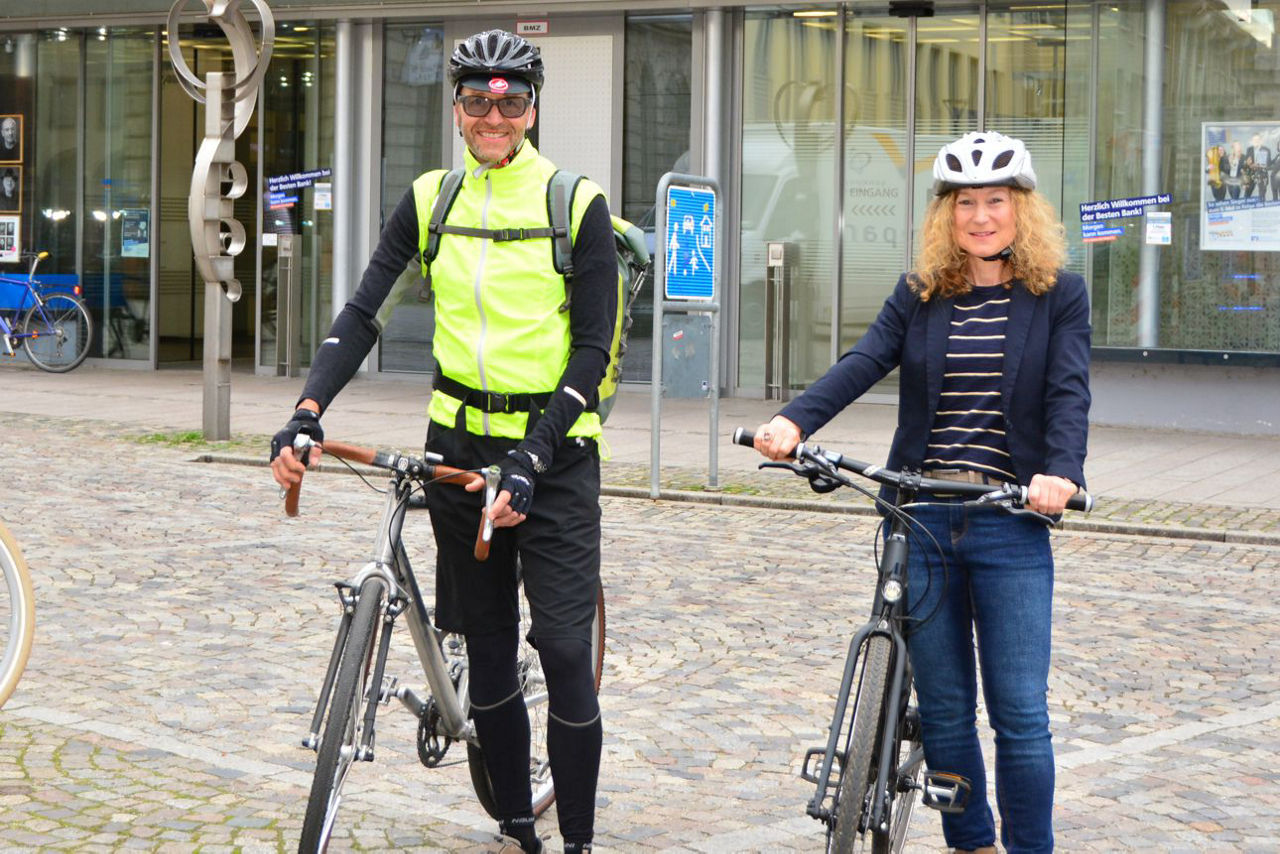 Eine Frau und ein Mann mit dem Fahrrad
