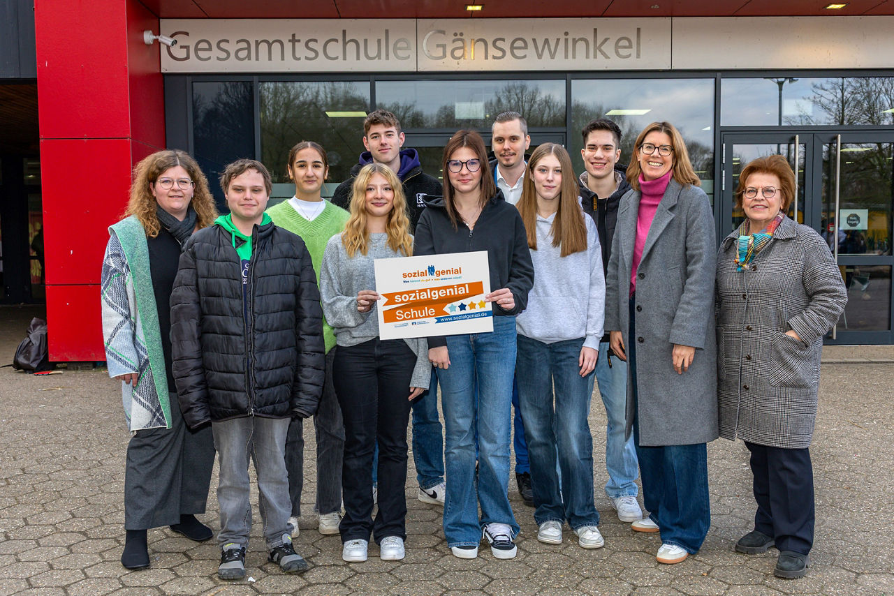 links: Jessica Listing (Lehrerin), Schülerinnen und Schüler der Klassen 9 und 10, 5. von rechts: Andreas Verhuven