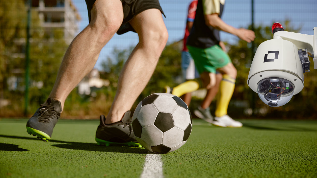 Fußballspieler auf einem Sportplatz spielen einen Ball
