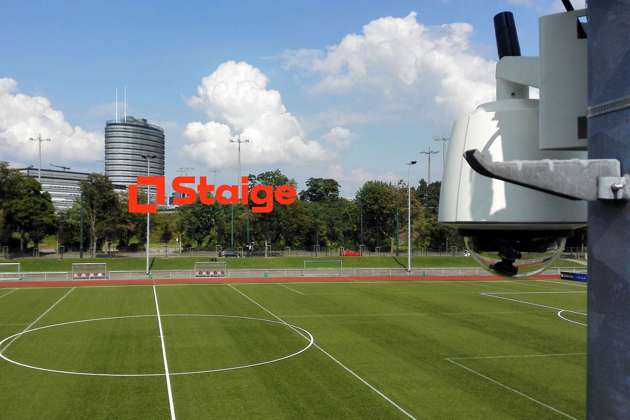 Fussballplatz mi einem Kamerasystem und Staige-Logo im Bild