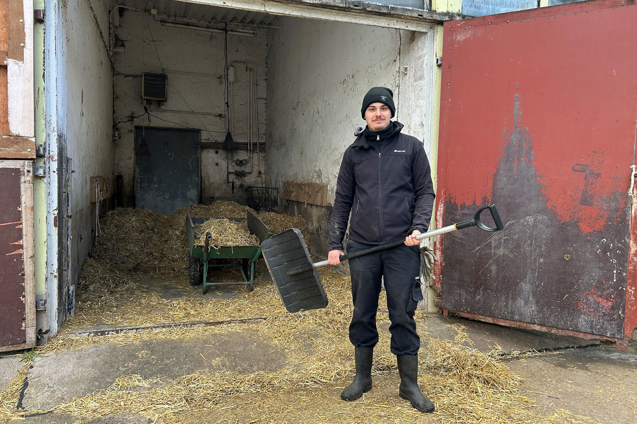 Mike bei der Stallarbeit