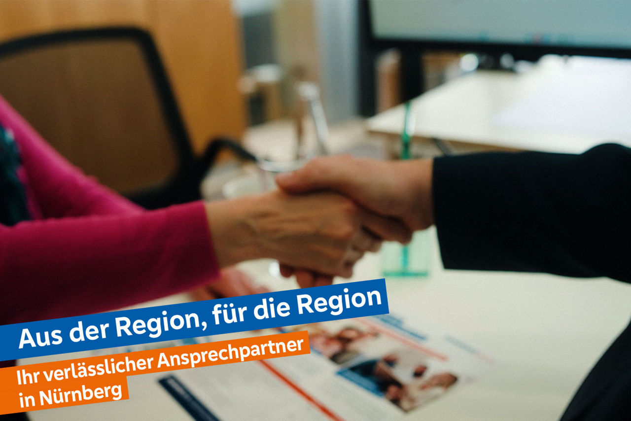 Zwei Personen geben sich die Hand
