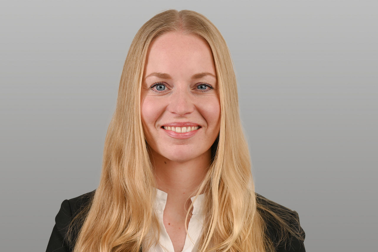 Privatkundenberaterin Christina Stark vor grauen Hintergrund