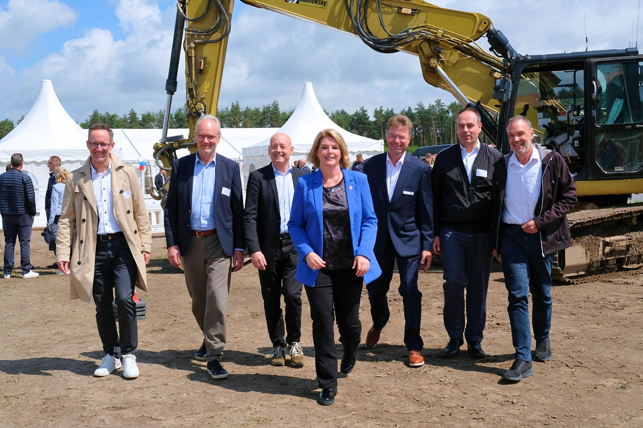 Im neuen Gewerbegebiet Bilmer Berg II in Lüneburg wurde der erste Bauabschnitt gefeiert. Erste Unternehmen könnten noch 2026 Im neuen Gewerbegebiet Bilmer Berg II in Lüneburg wurde der erste Bauabschnitt gefeiert. Erste Unternehmen könnten noch 2026