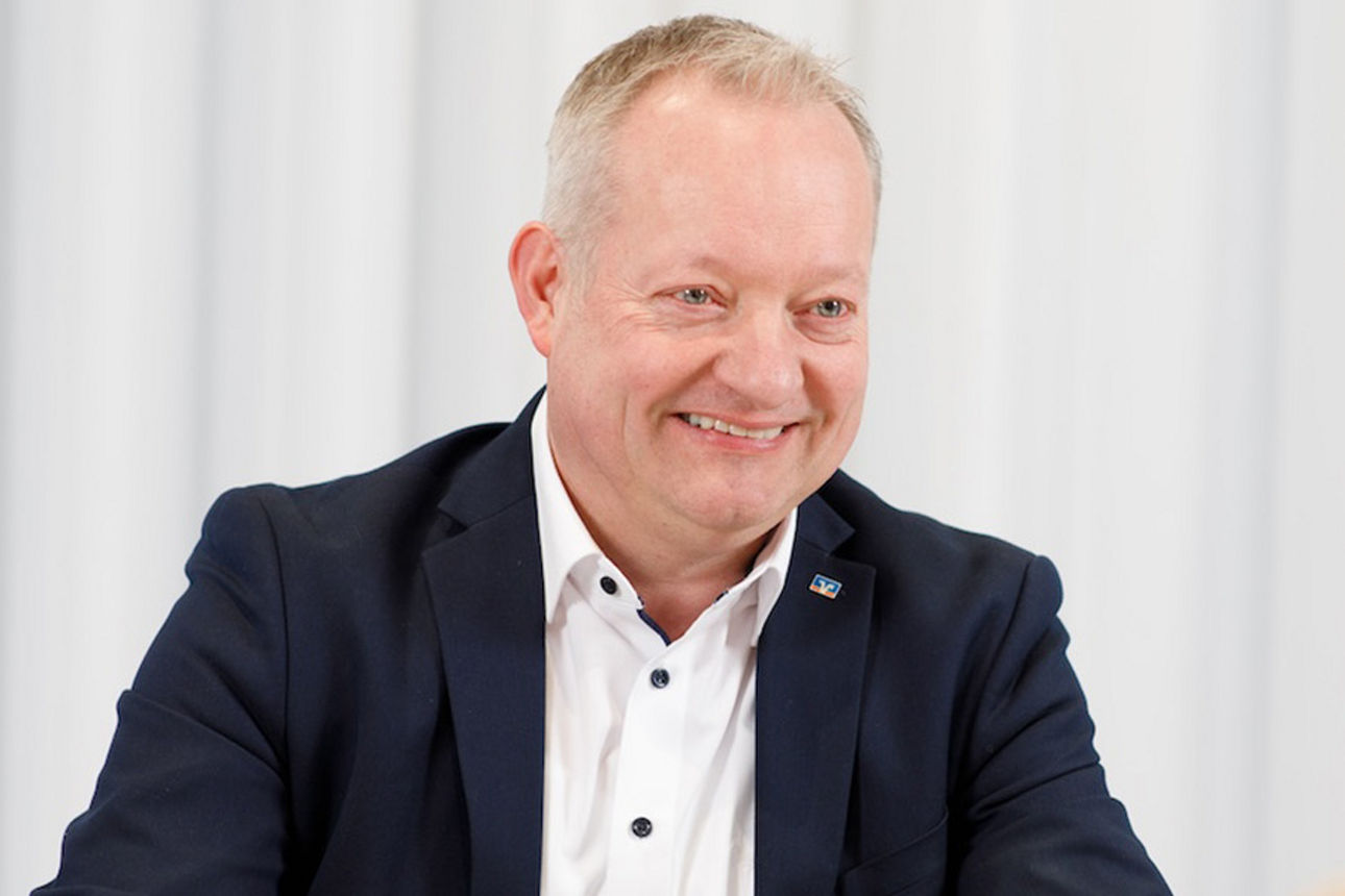 Matthias Sekerdick im Beratungsgespräch mit junger Frau Matthias Sekerdick im Beratungsgespräch mit junger Frau