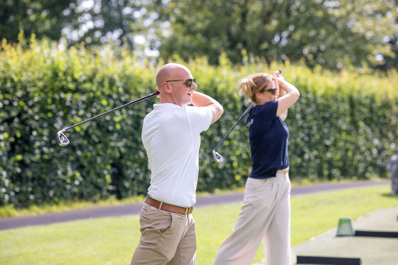 Der Charity Golfcup der VBLH: gemeinsam Gutes tun VBLH Martina Stehr und Manuel Harmening beim einer Golf-Schnupperstunde