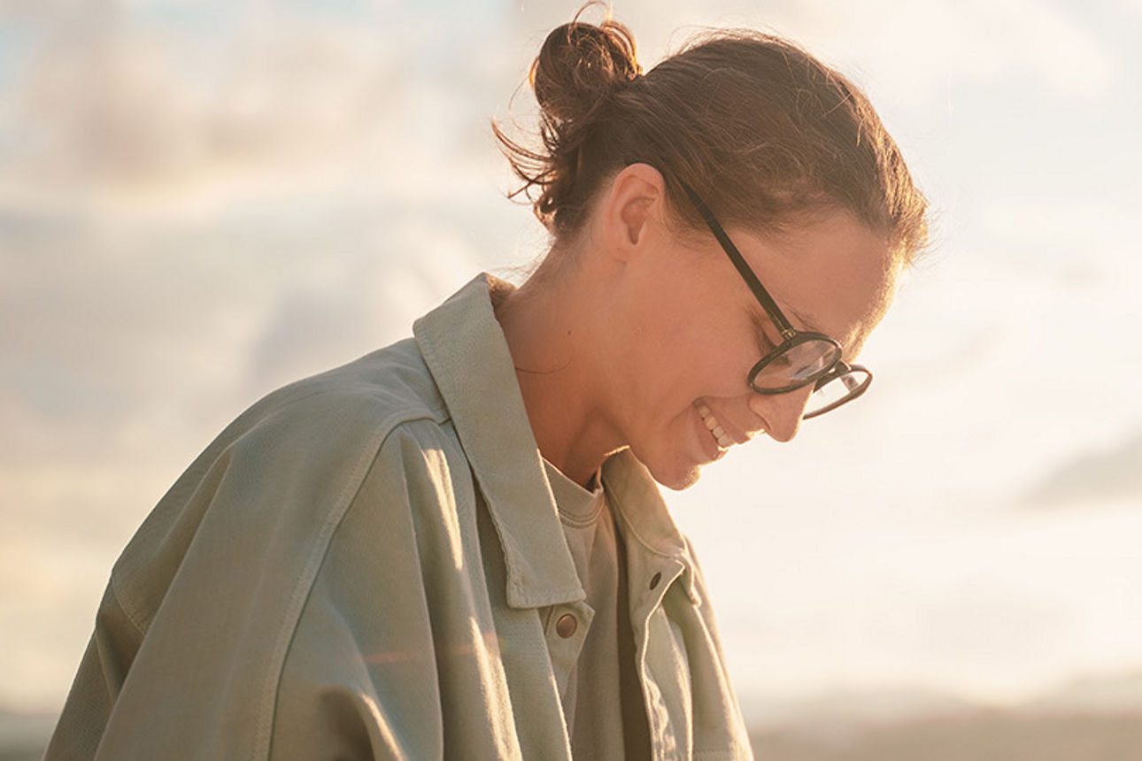 Junge Frau mit Brille am Strand Junge Frau mit Brille am Strand