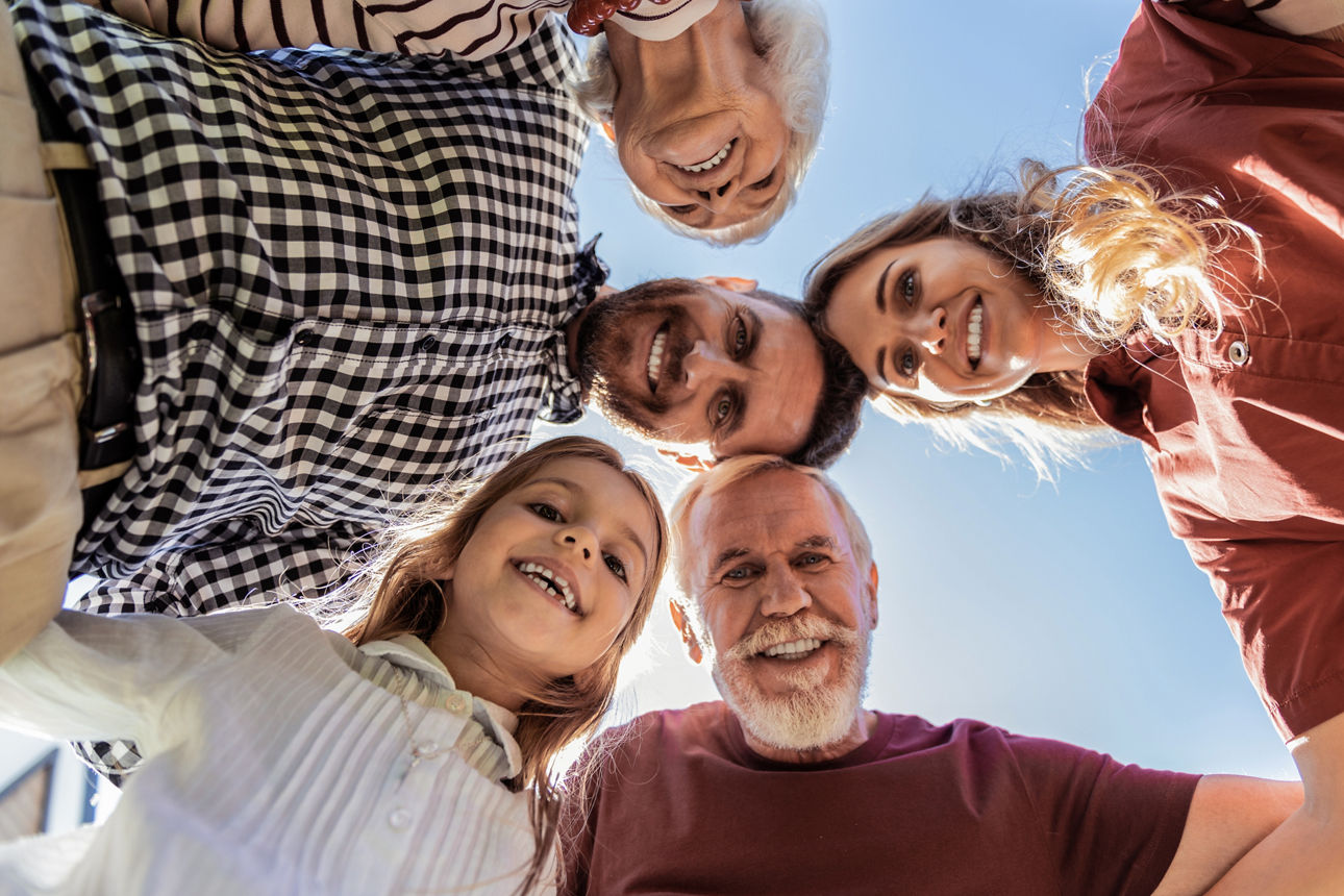 Menschen mehrerer Generationen im Kreis